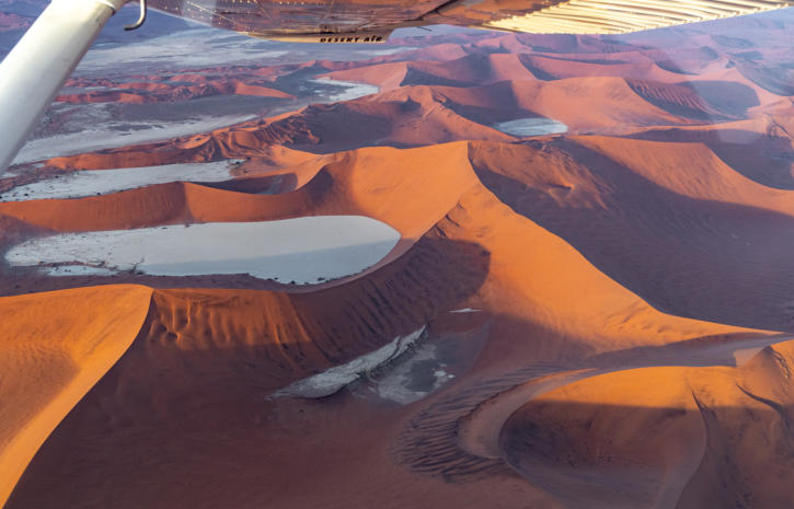 Blick aus dem Kleinflugzeug auf die Tonpfannen der Namib