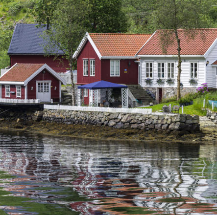 Typische Holzhäuser am Sognefjord