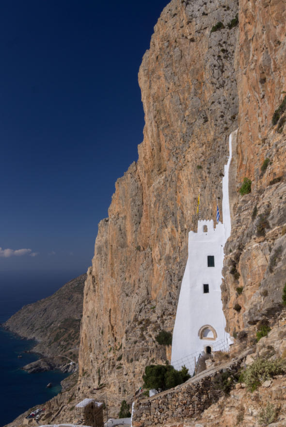 Amorgos - Kloster Panagia Chozoviotissa schmiegt sich an die Felswand