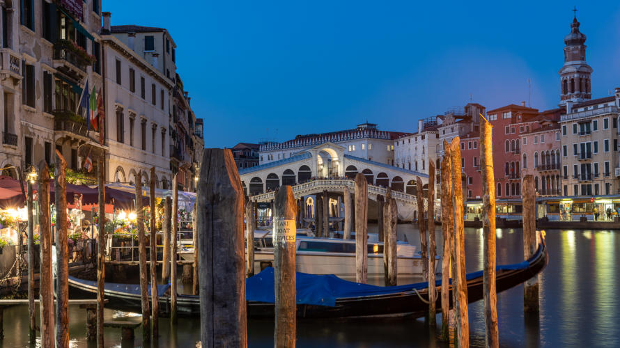 Venedig - Blick auf die Rialtobrücke in der Dämmerung