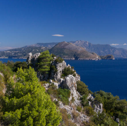 Blick von der Insel Capri auf die Amalfiküste