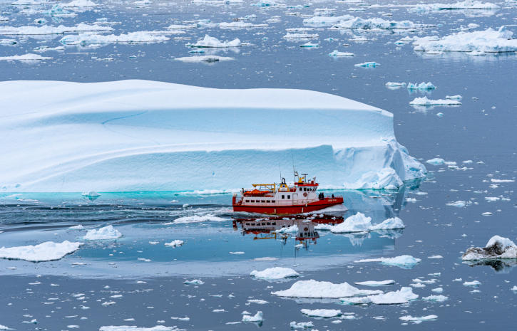 Fischerboot vor Eisberg