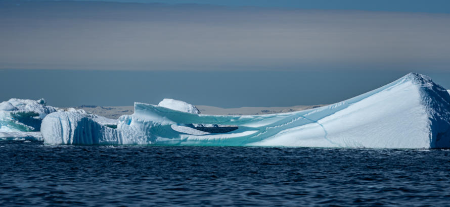 Eisberg auf dem Weg zum Eqi Gletscher