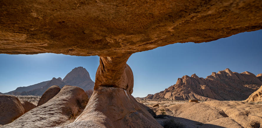 Natural Arch mit Spitzkoppe im Hintergrund