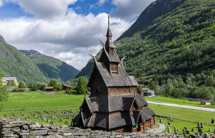 Stabkirche in Borgund mit Friedhof
