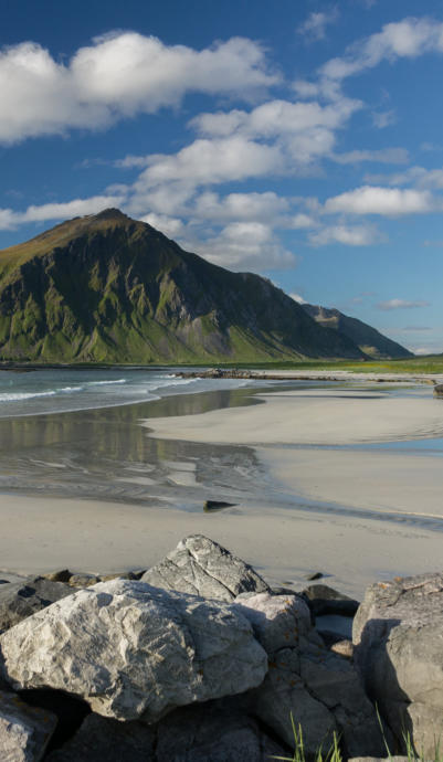 Lofoten - Flakstad mit Bjorntinden und Montinden