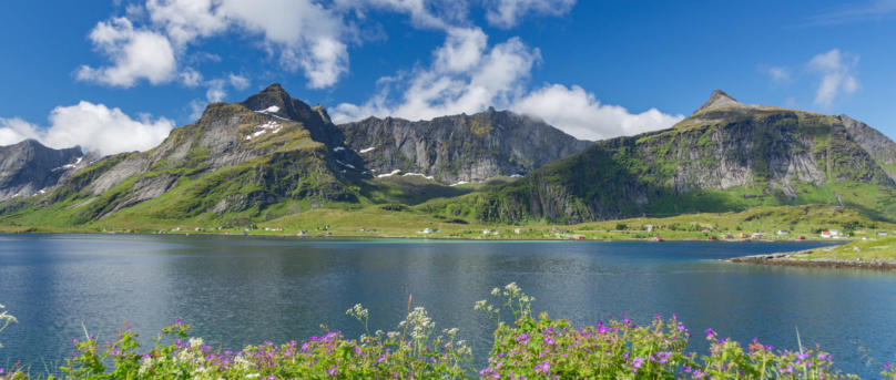 Lofoten - Krystad mit Berg Ulvstinden