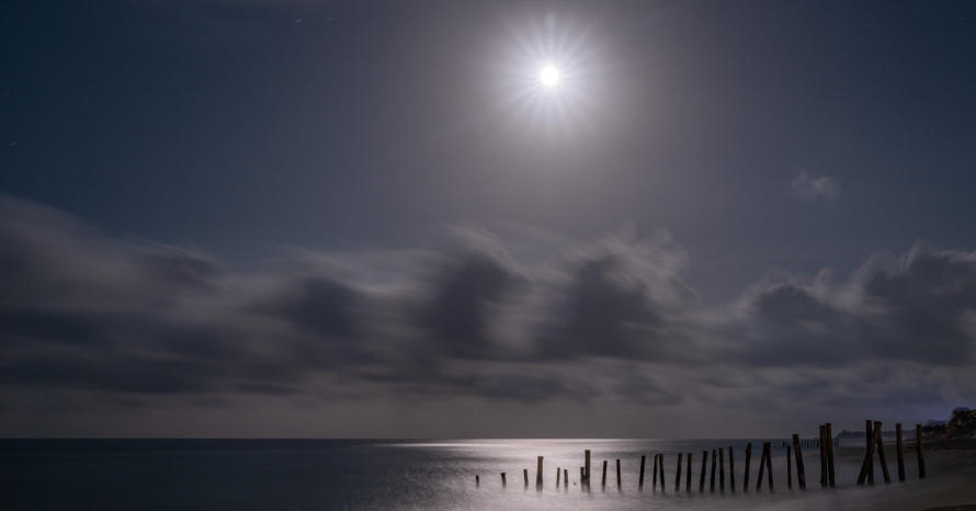 Mond über Tyrrhenischem Meer