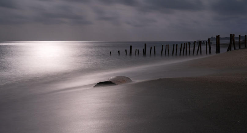 Mondlicht spiegelt sich im Meer & Sandstrand