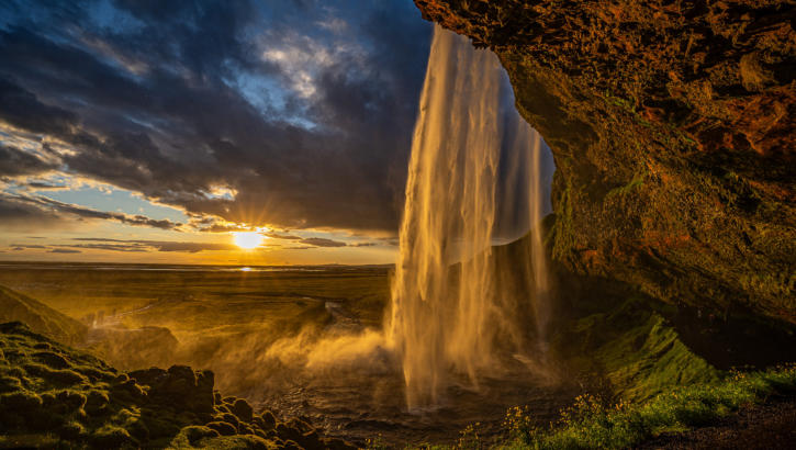 Mitternachtssonne beim Seljalandsfoss