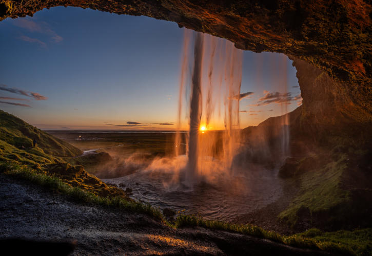 Mitternachtssonne hinter dem Seljalandsfoss