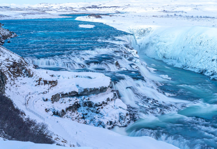 blauer Gullfoss in weißer Winterlandschaft