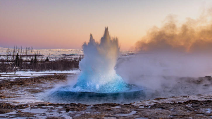 Geysir im Winter bei Sonnenuntergang
