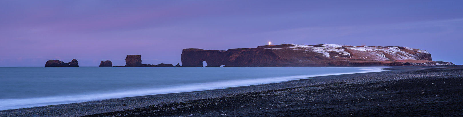 Blaue Stunde am schwarzen Strand von Reynisfjara