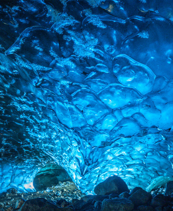 tiefblaues Eis einer Eishöhle