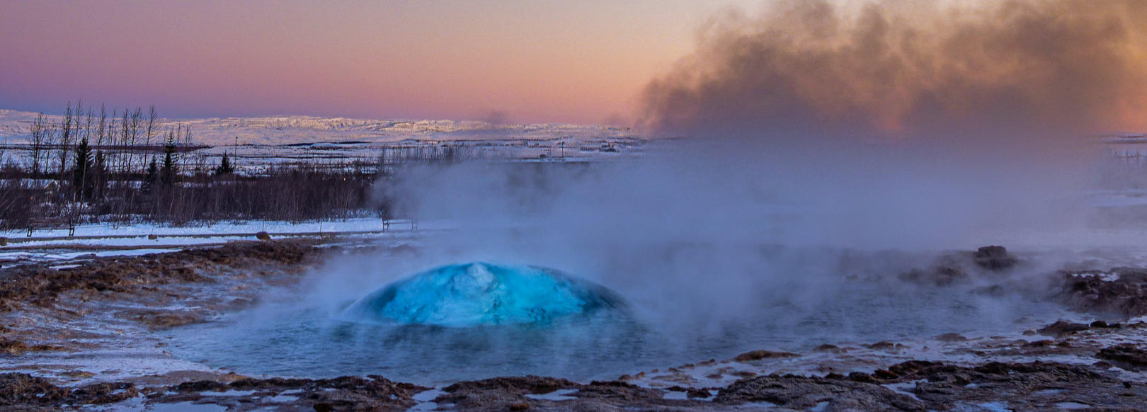 Blase des Geysirs bei Sonnenuntergang im Winter