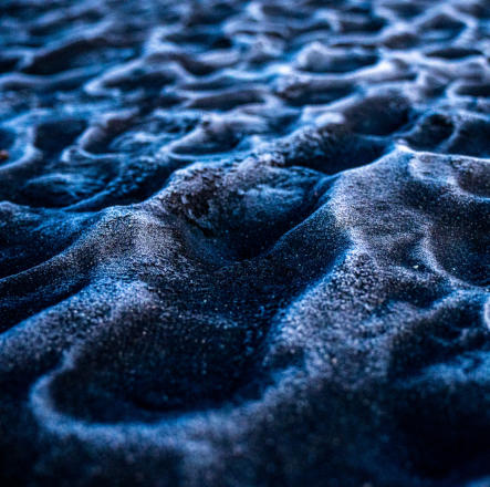 gefrorene Fußspuren im Sand