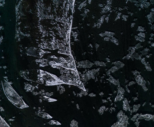 Treibende Eisschollen von oben