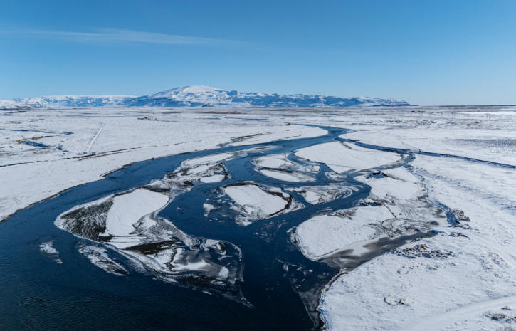 winterliche Flusslandschaft von oben