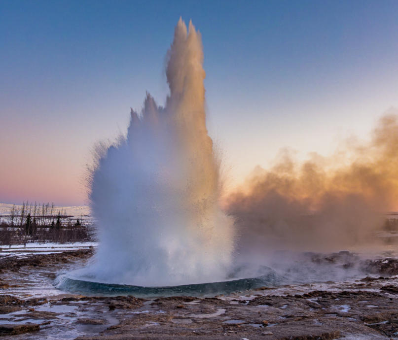 Strokkur Geysir kurz nach Ausbruch bei Sonnenaufgang