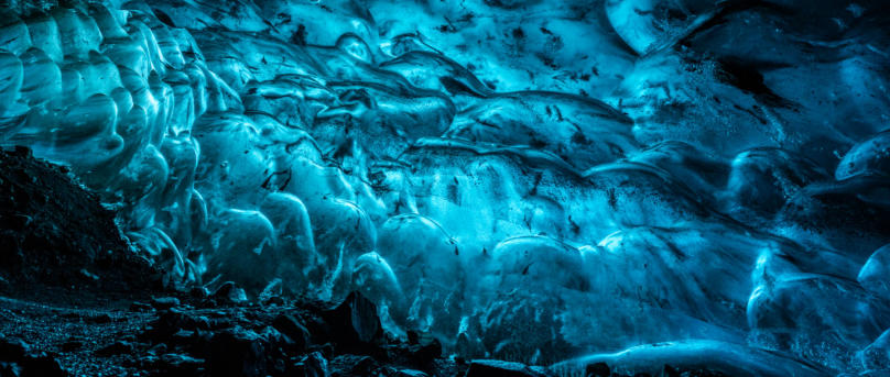 blaue Eiswand in Gletscherhöhle
