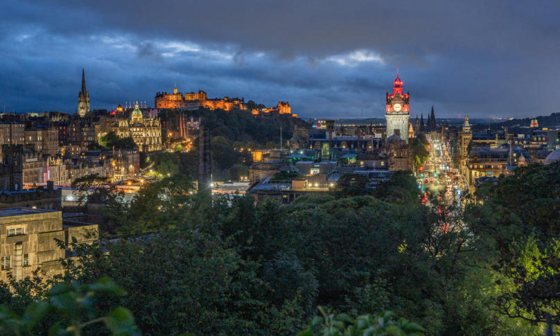 beleuchtetes Edinburgh bei Nacht