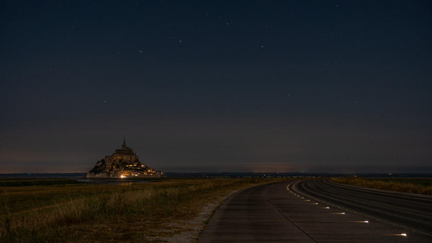 Le Mont St. Michel bei Nacht