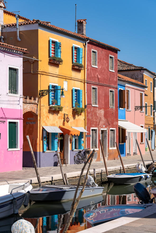 Bunte Häuser entlang den Kanälen in Burano