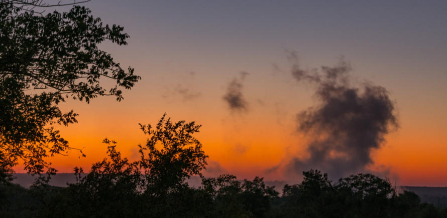 Gischt der Victoriafälle im Sonnenaufgang