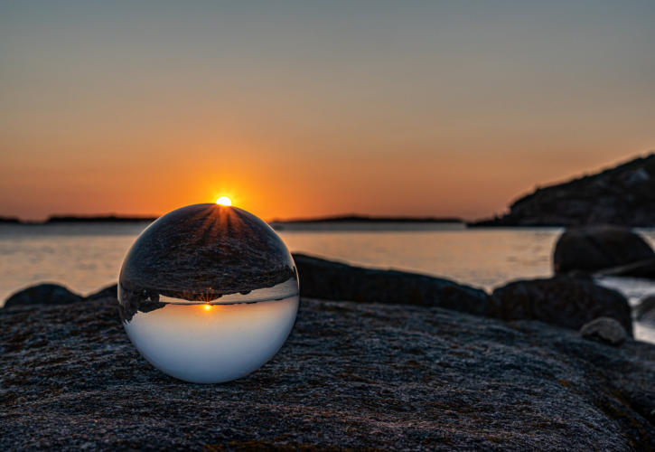 Rosa Granitküste durch die Glaskugel/Lensball