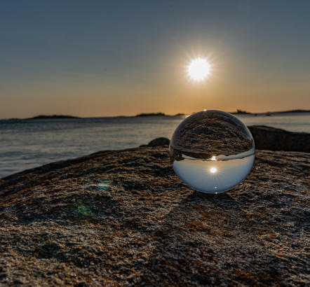 Rosa Granitküste durch die Glaskugel/Lensball
