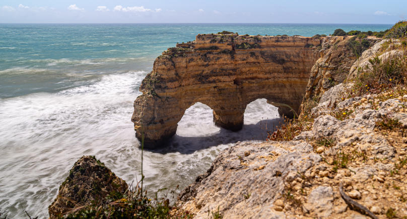 Felsenbögen bei Praia da Marinha