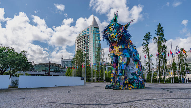 Kunstwerk aus Plastikmülltonnen am Parque das Nacoes
