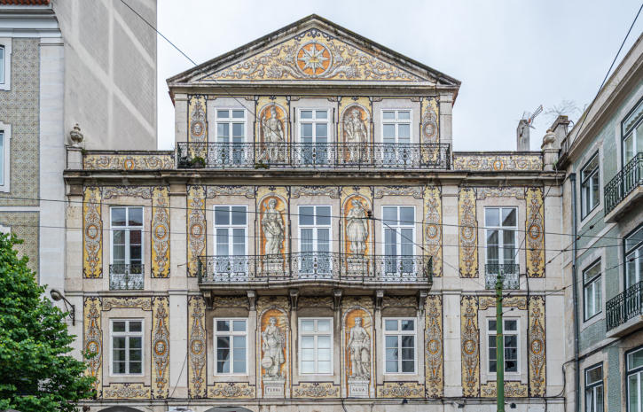 Lissabon: Kunstvoll gestaltete Hausfassade