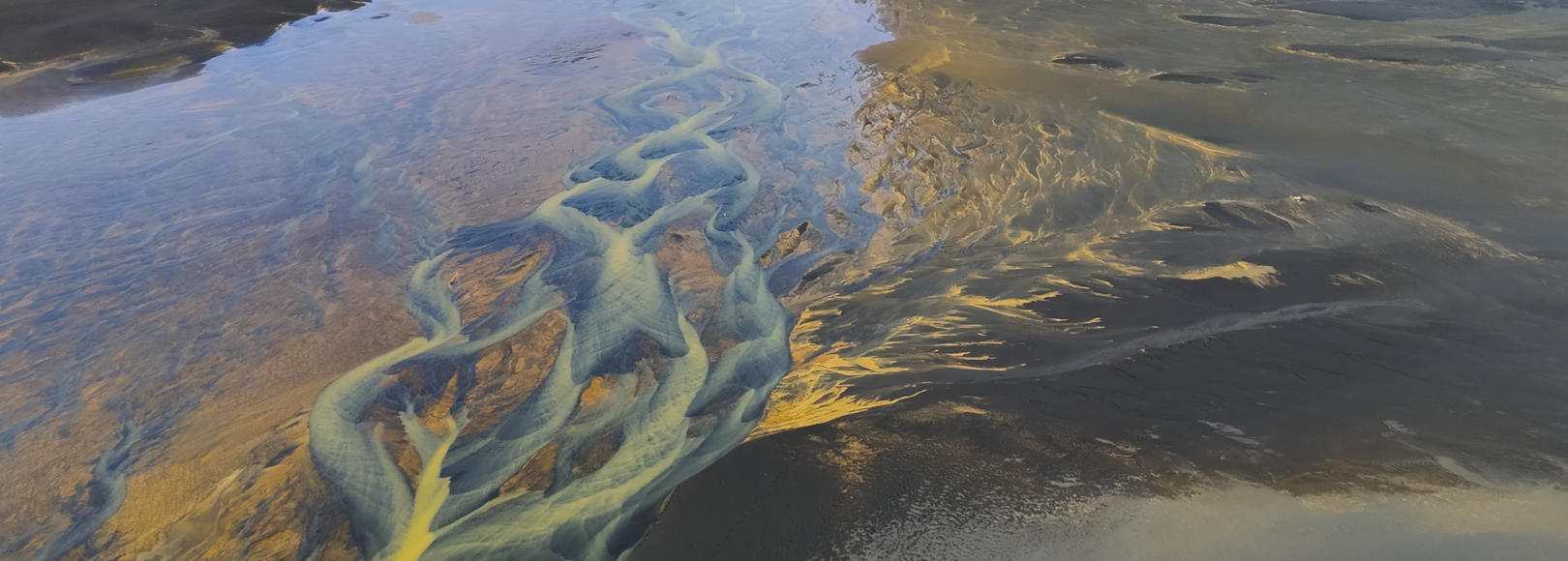 gelber und oranger Flussverlauf