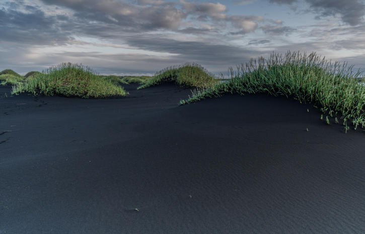 schwarze Sanddünen
